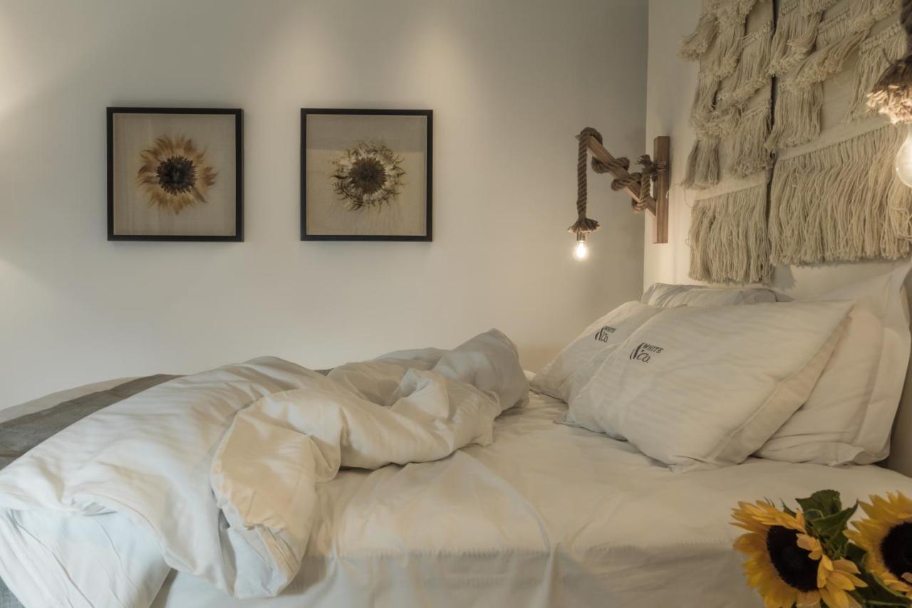 White & Co Santorini Villa Pyrgos Kallistis Room photo